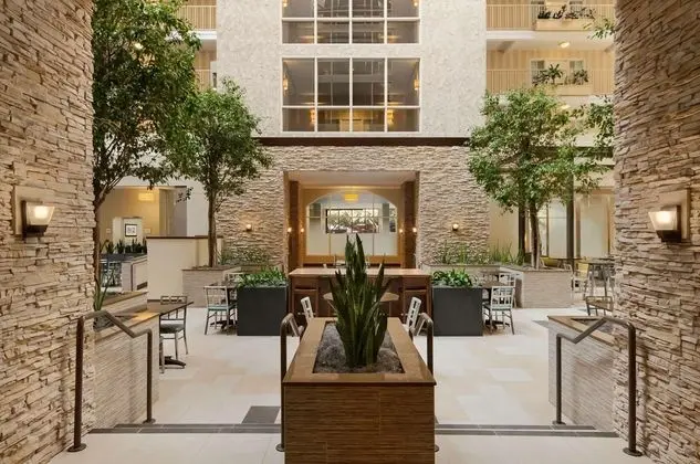 Embassy Suites Dallas Market Center - Lobi