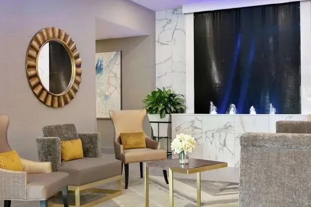Embassy Suites by Hilton Montreal Airport - Lobi