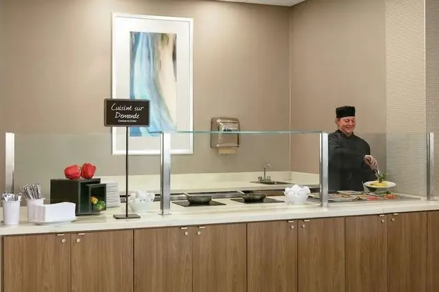Embassy Suites by Hilton Montreal Airport - Yerinde Yemek