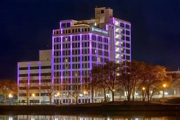 EMBASSY SUITES BY HILTON ROCKFORD RIVERFRONT - Dış Mekan
