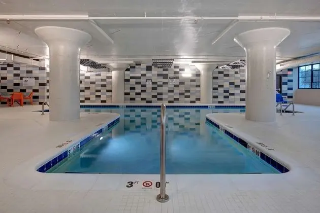 EMBASSY SUITES BY HILTON ROCKFORD RIVERFRONT - Havuz