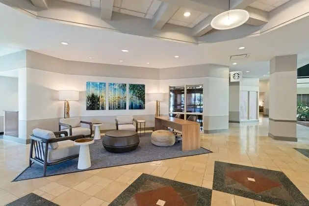 Embassy Suites by Hilton Tampa USF Near Busch Gardens - Lobi