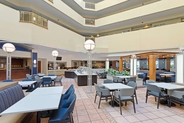 Embassy Suites by Hilton Tampa USF Near Busch Gardens - Yerinde Yemek