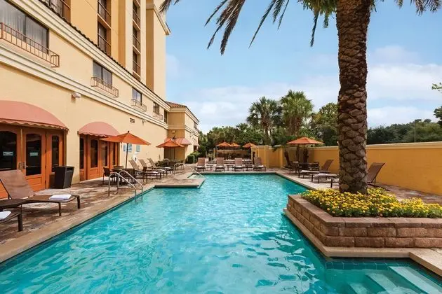 Embassy Suites International Dr Convention Center - Havuz