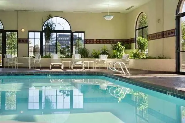 Embassy Suites Kansas City International Airport - Genel