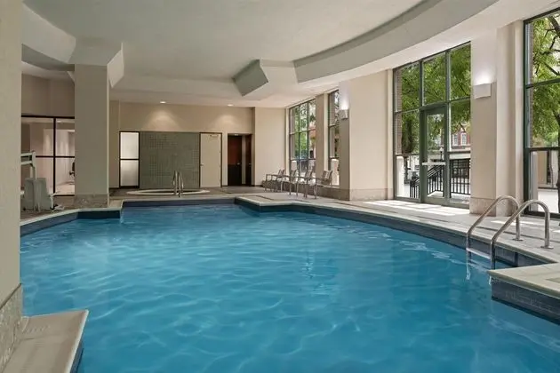 Embassy Suites Lincoln - Havuz