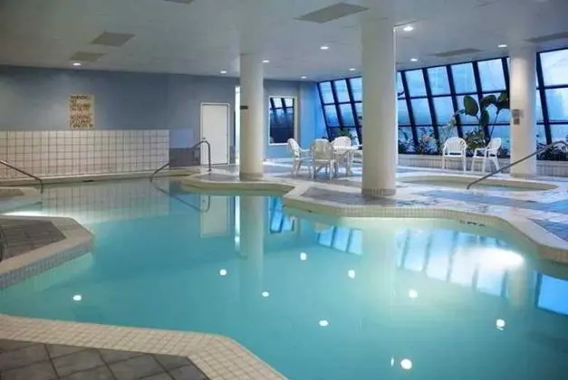 Embassy Suites Hotel Portland Washington Square - Havuz
