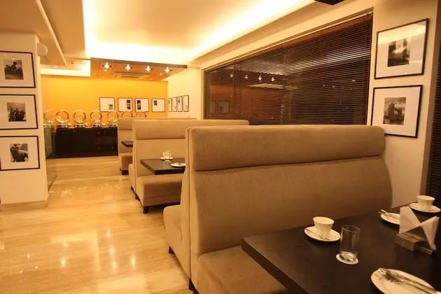 Emblem Hotel, New Friends Colony - Yerinde Yemek