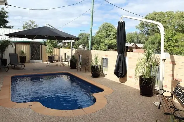 Emerald Central Palms Motel - Havuz