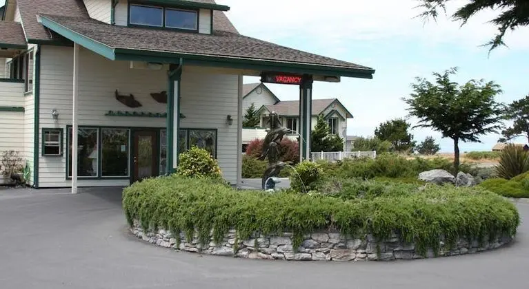 Emerald Dolphin Inn & Mini Golf