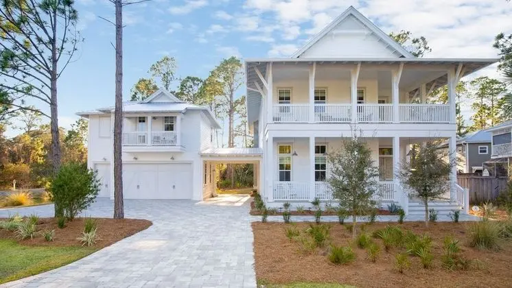Emerald Elegance by Avantstay 5 Mins TO Beach w/ Chefs Kitchen, Pool & Bbq!
