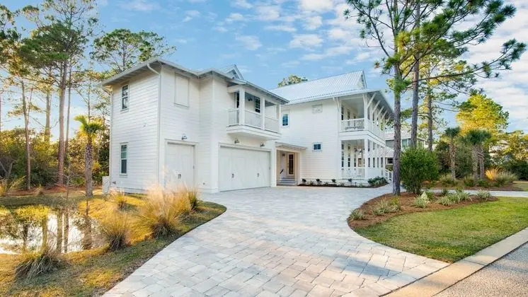 Emerald Elegance by Avantstay 5 Mins TO Beach w/ Chefs Kitchen, Pool & Bbq!