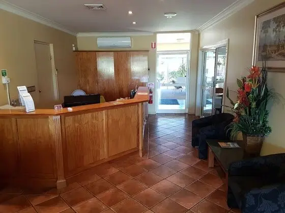 Emerald Explorers Inn - Lobi