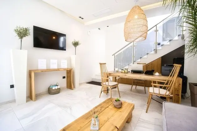 Emily's Luxury Suites - Lobi