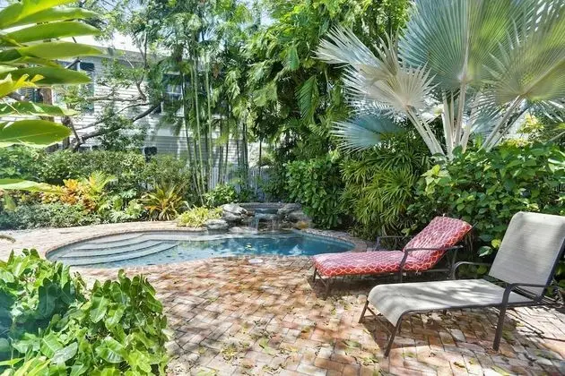 Emma's Secret by Avantstay Heart of Old Town w/ Shared Pool Month Long Stays Only