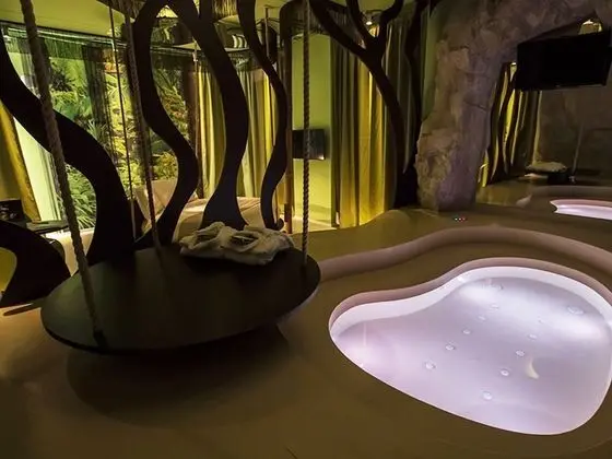 Emotional Grand Motel