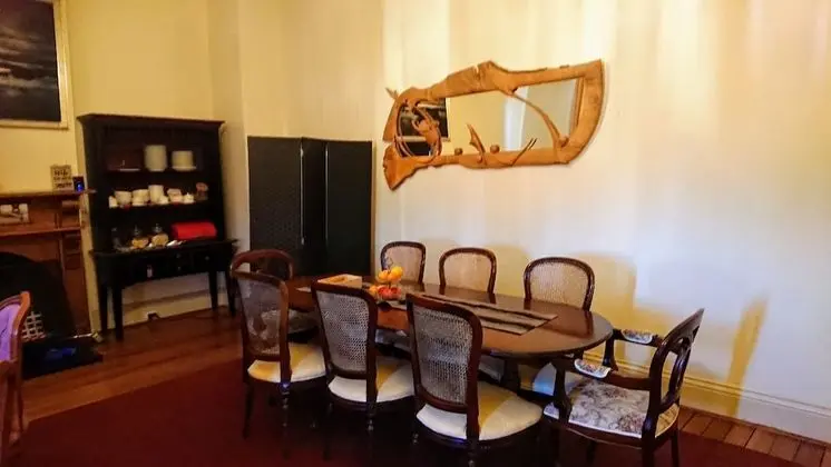 Empire Hotel Deloraine - İç Mekan