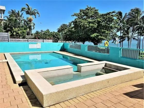 Emthree Seaside Apartments - Havuz