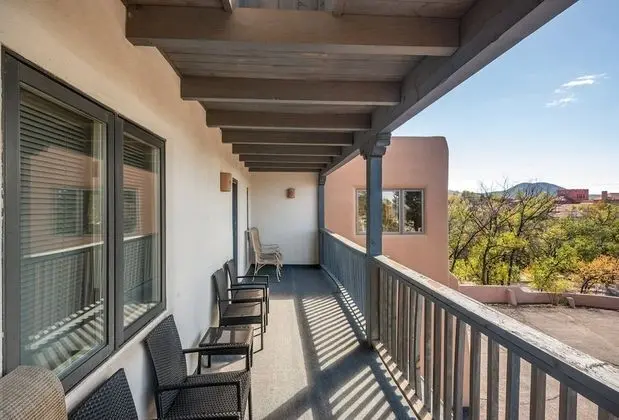 Encantada - Spacious and Luxurious Home, Walk to The Plaza