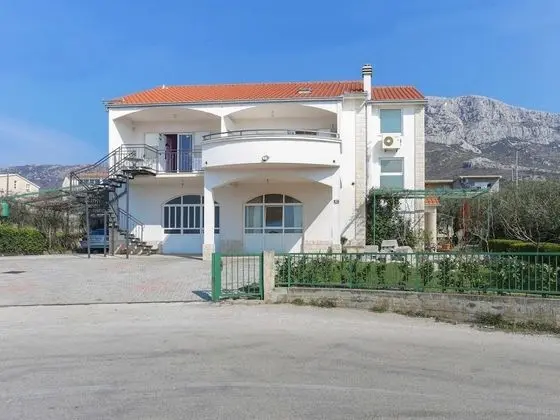 Enchanting Apartment in Kaštel Gomilica Near Beach - Dış Mekan