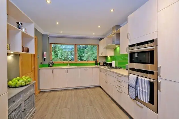 Enchanting Home With Furnished Balcony in Cults, Scotland - Mutfak