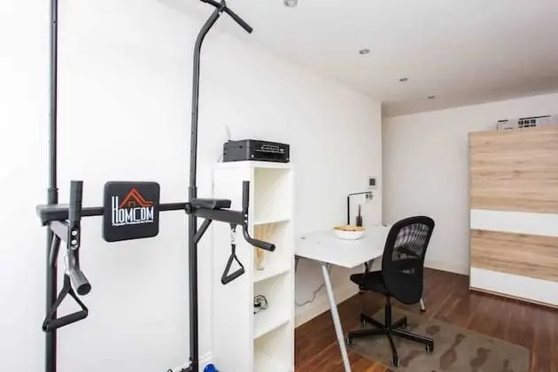 Energised Apartment With Gym in Brent Park