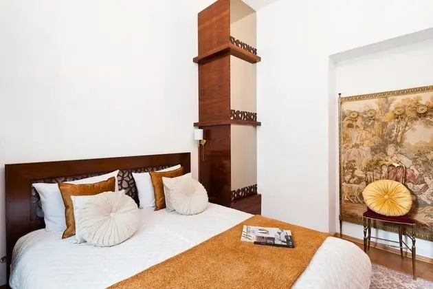 Enjoy Incredible Antique Apartment in Historical Townhouse by Market Square