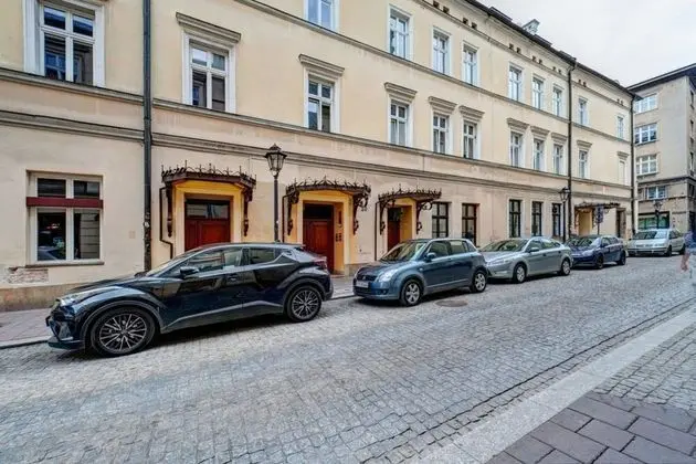 Enjoy Incredible Antique Apartment in Historical Townhouse by Market Square