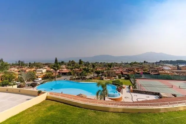 Enjoy Your Stay at a Luxury 3 Bedroom Condo With Stunning Lake Views