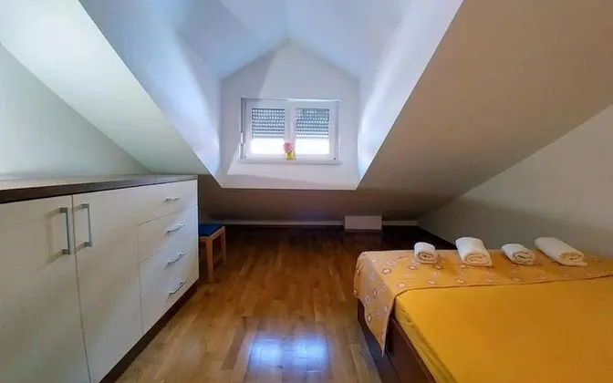 Ennio - Free Parking - A1