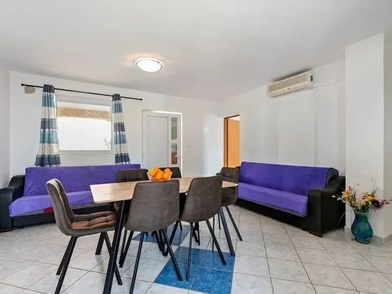 Enticing Apartment in Vir near Seabeach - Oda Düzeni