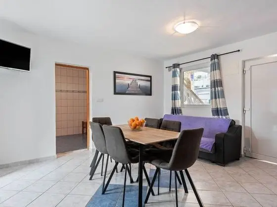 Enticing Apartment in Vir near Seabeach - Yerinde Yemek