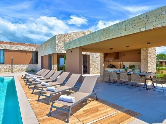 Enticing Holiday Home in Brtonigla with Hot Tub - Havuz