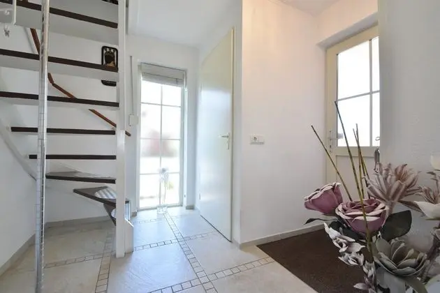 Enticing Holiday Home in Oude With Garden - Lobi