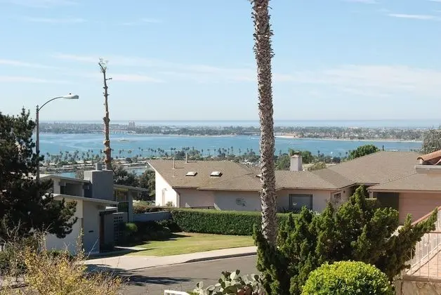 Entire 3 Bedrooms Guest House Close Beach Downtown