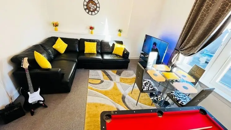 Entire Apartment With 2 Bedroom 7 Sleepers Next to M90 Best for Holiday Maker