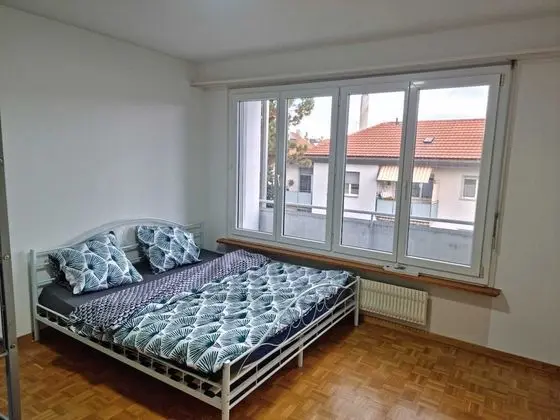 Entire Flat Close to Airport, Train, Center for 7