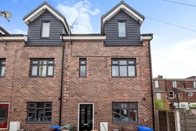 Entire Home - Cosy 3 Bedroom House Close to Levenshulme Station 13 Mins to Manchester City Centre