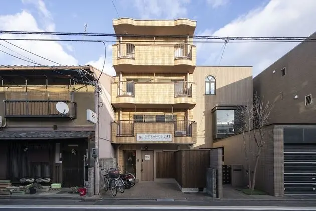 Entrance Life in Gosho Higashi