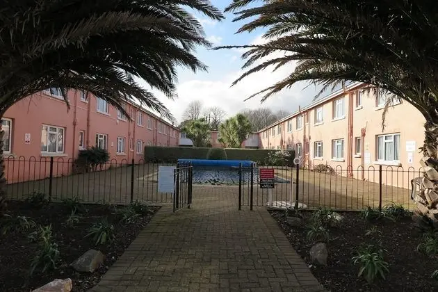 Esplanade Court Apartments With Seasonal Swimming Pool