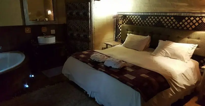 Essential Rose Room African Silhouette Country House for Essential Workers - Öne Çıkan Resim