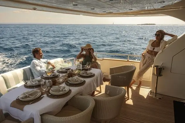 EssoEss Yacht - Floating Hotel - Exclusive use of entire Yacht - the Boat is static and does not leave port - Yerinde Yemek