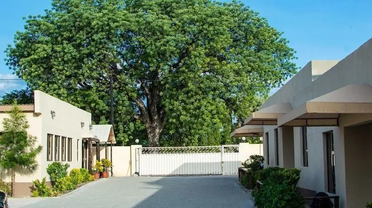 Etang Guest House