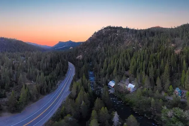Everett by Avantstay 5mins to Squaw Valley! W/pool & HOT TUB