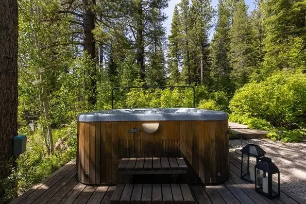 Everett by Avantstay 5mins to Squaw Valley! W/pool & HOT TUB - İç Mekan