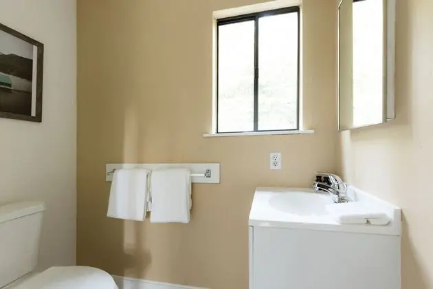 Everett by Avantstay 5mins to Squaw Valley! W/pool & HOT TUB - İç Mekan