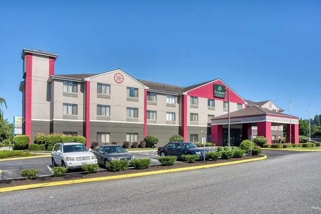Evergreen Inn and Suites - Dış Mekan