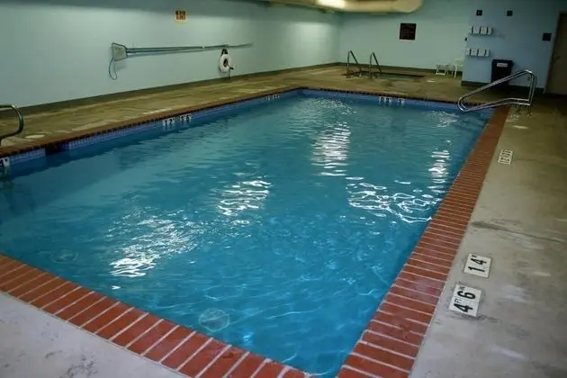 Evergreen Inn and Suites - Havuz