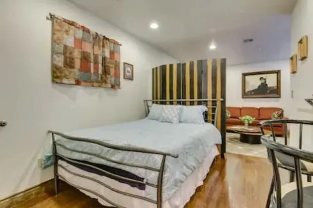 Evie's apartment - Oda