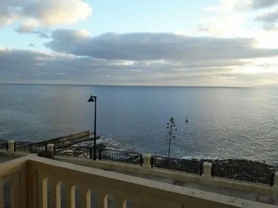 Excellent Views 2-bed Apartment in Marsalforn Gozo - Dış Mekan